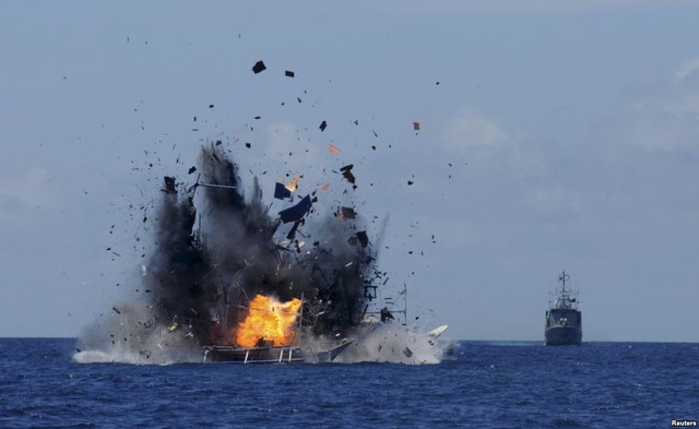 Hải quân Indonesia đánh đắm một tàu nước ngoài đánh cá trái phép tại vùng biển Bitung, North Sulawesi, Indonesia.