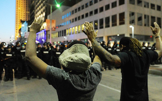 Người biểu tình giơ 2 tay trước cảnh sát ở Cleveland, bang Ohio, Mỹ.