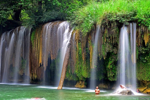 Mọi người tắm dưới  thác nước Kyonhtaw tại thị trấn Myaing Gyi Knu ở bang Kayin, Myanmar.