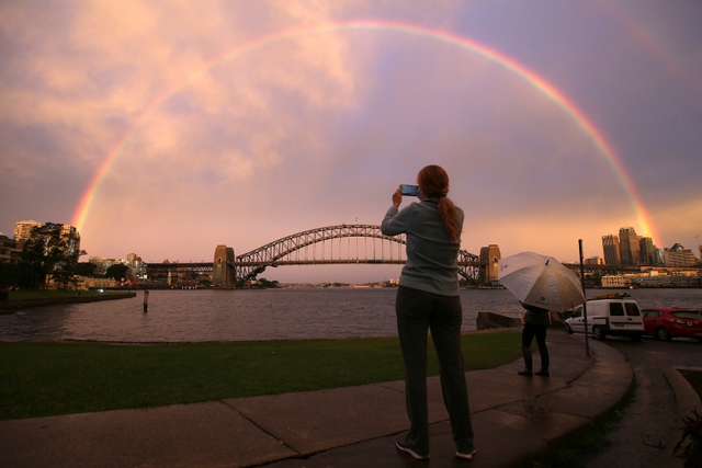 Cầu vồng xuất hiện trên cầu cảng ở Sydney, Australia.
