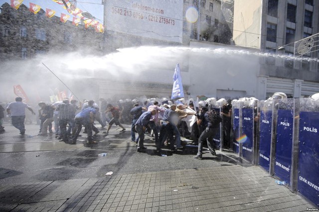 Cảnh sát chống bạo động sử dụng vòi phun nước để giải tán người biểu tình tại thành phố Istanbul, Thổ Nhĩ Kỳ.