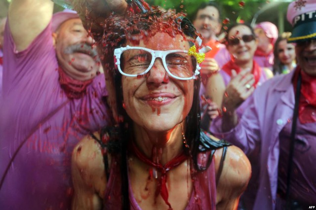 Người đàn ông đổ rượu vang lên đầu một cô gái trong lễ hội Batalla del Vino ở Haro, Tây Ban Nha.