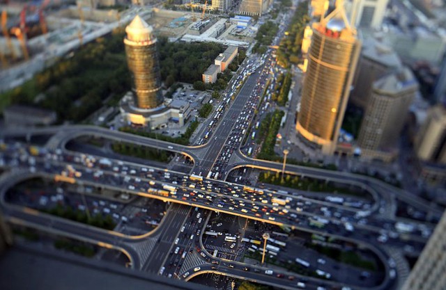 Các phương tiện xe cộ đi lại trên cây cầu Guomao tại thành phố Bắc Kinh trong một buổi tối ngày 3/9/2014.