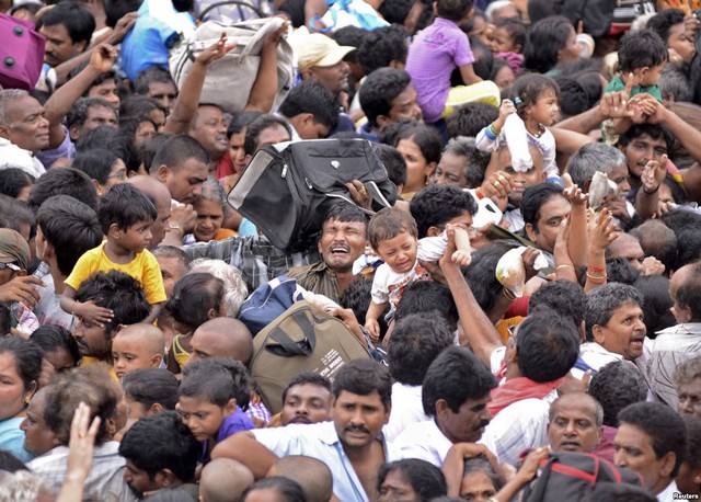 Đám đông tập trung trên bờ sông Godavari trong lễ hội Maha Pushkaralu tại thị trấn Rajahmundry, bang  Andhra Pradesh, Ấn Độ.