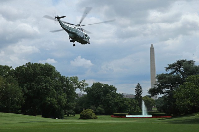 Chuyên cơ Marine One cất cánh khỏi Nhà Trắng ở Washington, Mỹ.