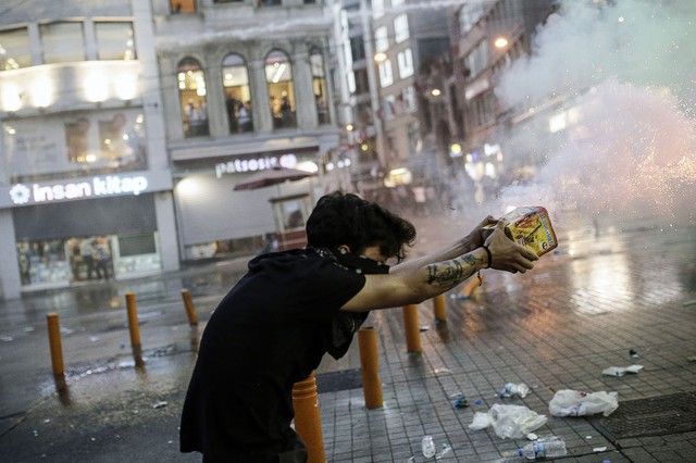 Người biểu tình bắn pháo vào cảnh sát chống bạo động trên đại lộ Istiklal ở thủ đô Istanbul, Thổ Nhĩ Kỳ.