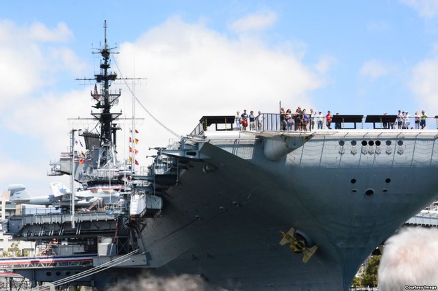 Du khách tham quan tàu sân bay USS Midway của Hải quân Mỹ đang neo đậu tại căn cứ hải quân ở Sand Diego, bang California.