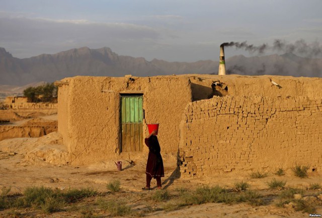 Bé gái đội xô nước trên đầu ở ngoại ô thành phố Kabul, Afghanistan.