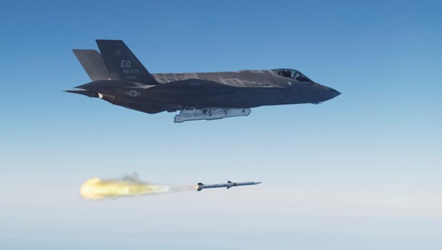 Máy bay chiến đấu F-35 Mỹ phóng tên lửa không đối không tầm trung, tăng tầm bắn AIM-120 AMRAAM
