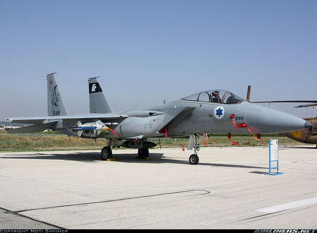 F-15C “Baz” được nâng cấp với khả năng mang thùng dầu hòa nhập khí động và vũ khí đối đất