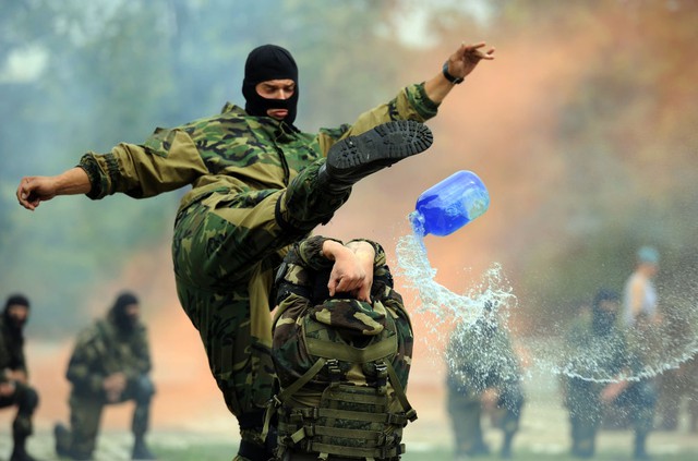 Binh sĩ của lực lượng nhảy dù Belarus trình diễn kỹ năng chiến đấu tại thủ đô Minsk.