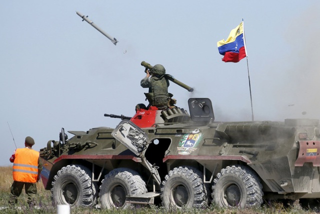 Binh sĩ Venezuela phóng tên lửa đất đối không trong khi ngồi trên xe bọc thép chở quân tại thành phố cảng Yeysk, Nga.