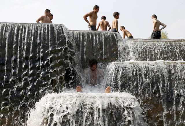 Mọi người tắm mát dưới sông trong một ngày nắng nóng tại thành phố Minsk, Belarus.