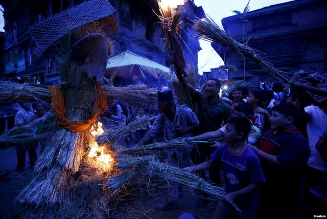 Mọi người đốt hình nộm của ma quỷ trong lễ hội Ghantakarna tại thành phố Bhaktapur, Nepal.