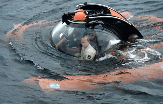 Tổng thống Nga Vladimir Putin ngồi trong tàu lặn để khám phá một xác tàu nằm dưới đáy Biển Đen, ngoài khơi bán đảo Crimea.