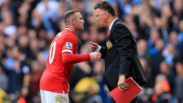 Van Gaal đang mắc kẹt bởi lời hứa với Rooney.