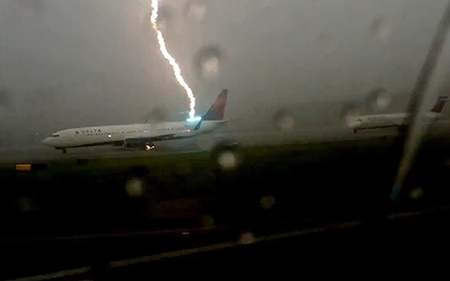 Khoảnh khắc sét đánh trúng một chiếc máy bay Boeing 737-900ER của hãng hàng không Delta Airlines khi nó chuẩn bị cất cánh khỏi sân bay ở Atlanta, Mỹ.