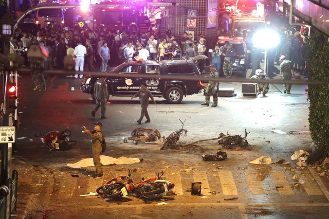 Cảnh sát chụp hiện trường tại vụ đánh bom ở thành phố Bangkok, Thái Lan.