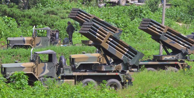 Hệ thống phóng rocket đa nòng của quân đội Hàn Quốc được triển khai tại thị trấn Yeoncheon, giáp biên giới với Triều Tiên.
