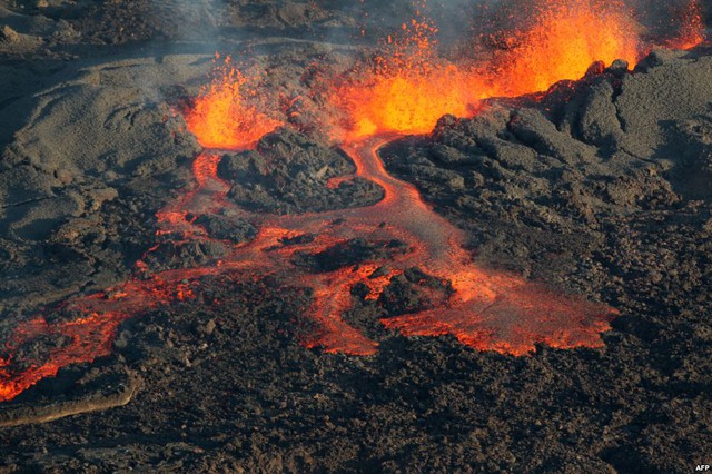 Dung nham nóng phun trào từ núi lửa Piton de la Fournaise trên đảo La Reunion của Pháp ở Ấn Độ Dương.