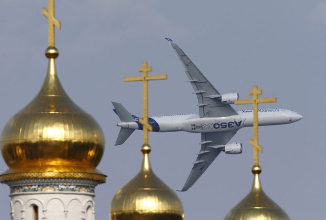 Máy bay Airbus A350 XWB lượn qua mái vòm của nhà thờ trong khi trình diễn tại triểm lãm hàng không quốc tế MAKS-2015 ở Moscow, Nga.