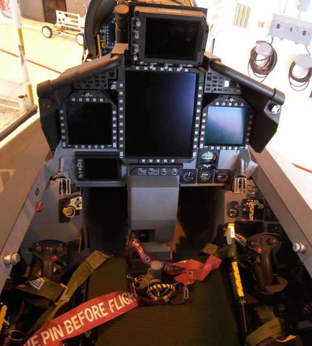Buồng lái sau của Super Hornet Block II được trang bị màn hình hiển thị đa chức năng lớn ngay chính giữa, phiên bản F/A-18E/F Super Hornet sản xuất đợt trước không được trang bị màn hình này