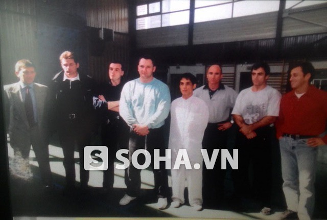 
Lương Ngọc Huỳnh (áo trắng, ở giữa) chụp ảnh với Philippe (thứ 4 từ trái sang) và các thành viên thuộc GIGN.
