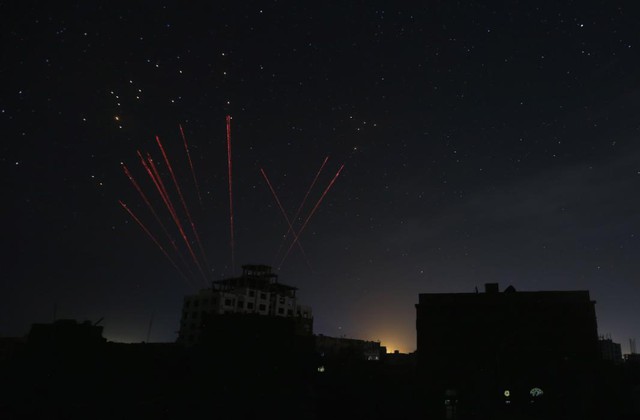 Súng phòng không xả đạng sáng rực bầu trời trong cuộc không kích của liên quân Ả-rập nhằm vào thành phố Sanaa, Yemen.