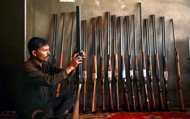 Công nhân làm việc trong nhà máy sản xuất súng Zaroo tại thành phố Srinagar, Ấn Độ.
