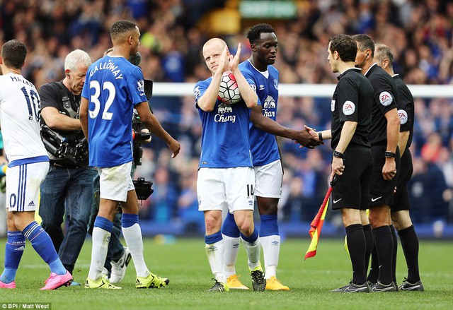 
Naismith hạnh phúc sau khi ghi hat-trick vào lưới Chelsea.
