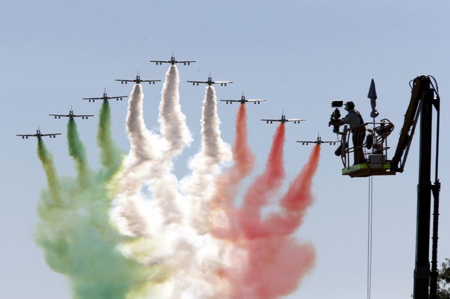 Phi đội Freccie Tricolori của Không quân Italia trình diễn bay đội hình trước khi bắt đầu cuộc đua xe F1 Grand Prix tại Monza, miền bắc Italia.