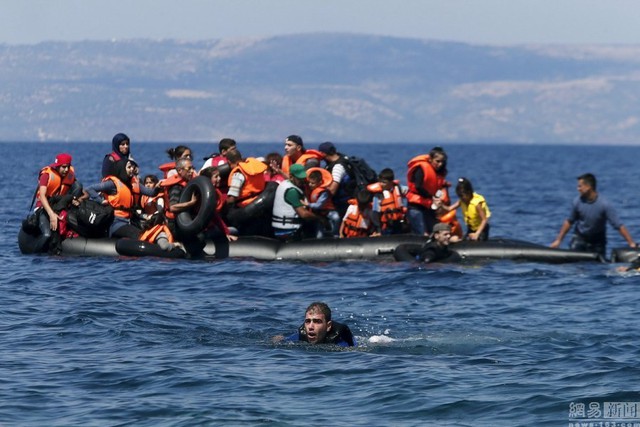
Chiếc xuồng cao su đã chìm dần vẫn được những người tị nạn hoảng loạn sử dụng để cố gắng vào bờ.
