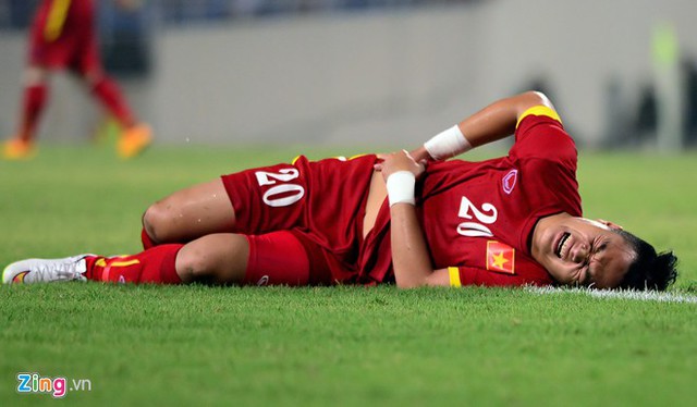 
Ngô Hoàng Thịnh chấn thương nặng, mất SEA Games 28 sau khi chủ động phạm lỗi với cầu thủ U23 Hàn Quốc (Ảnh: Zing.vn).

