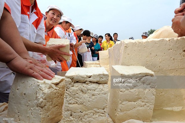 
Người dân đang chia nhỏ miếng đậu khổng lồ trong Lễ hội Đậu phụ diễn ra vào ngày 15/9 ở thành phố Hoài Nam, An Huy, Trung Quốc. (Nguồn: Getty Images)

