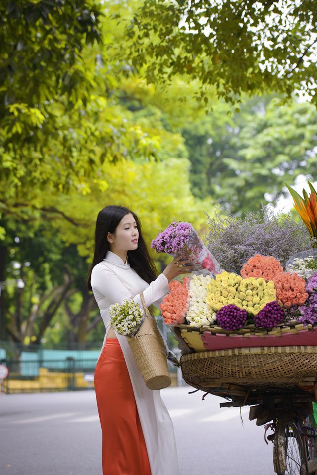 Dựa trên nội dung ca khúc của cố nhạc sỹ Trịnh Công Sơn, nhiếp ảnh gia Thiên Mã đã thực hiện bộ ảnh Mùa thu Hà Nội trong những ngày Hà Nội giao mùa.