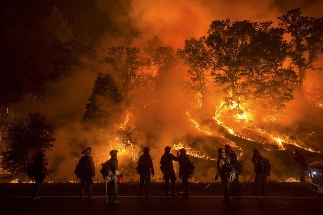 Lực lượng cứu hỏa bất lực trước cháy rừng nghiêm trọng ở Lower Lake, bang California, Mỹ.