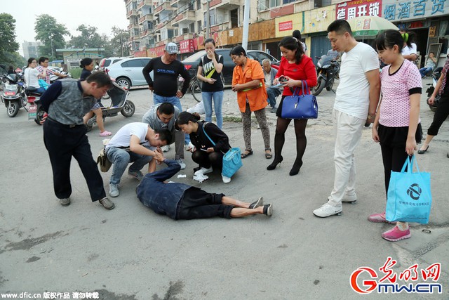 
Sau khi đã chụp ảnh làm... bằng chứng, người qua đường mới dám lại gần giúp ông cụ bị ngã.
