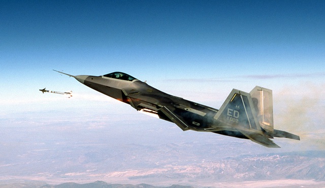 Chiếc F-22 Raptor thứ 2, “Raptor 02” (c/n-41-4002) đang thử nghiệm khai hỏa tên lửa AIM-9 Sidewinder