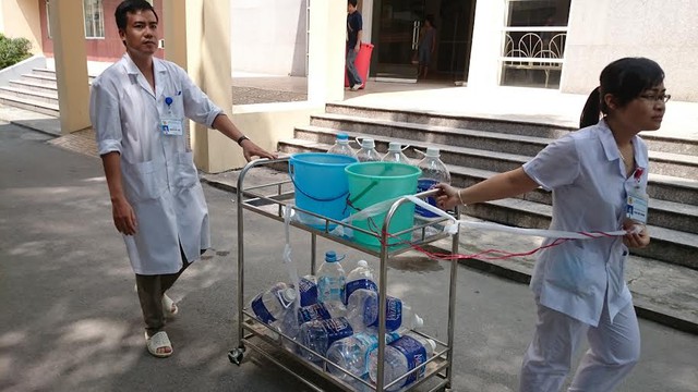 
Không riêng Bệnh viện Phụ sản Hà Nội, mà cả Bệnh viện 198 - Bộ Công an cũng mất nước kéo dài nhiều ngày nay.
