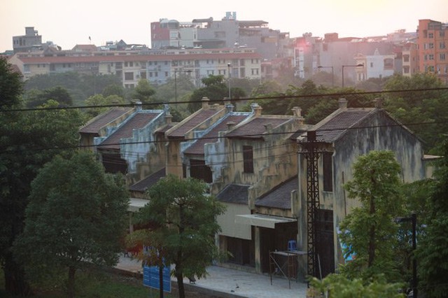 Phía bên trái của bảo tàng là dãy nhà mô phỏng 36 phố phường của Hà Nội xưa.