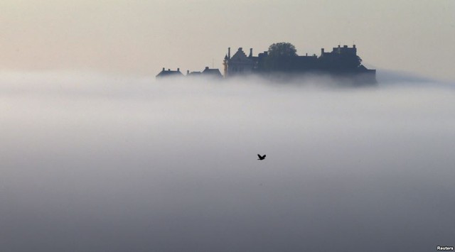 Sương sớm phủ quanh lâu đài cổ ở Stirling, Scotland.