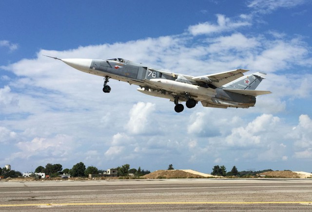 Chiến đấu cơ Su-24 của Không quân Nga cất cánh khỏi căn cứ không quân Hmeimim ở tỉnh Latakia, Syria.