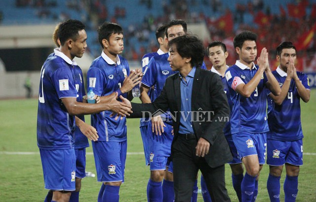 HLV Miura bắt tay các cầu thủ Thái Lan.