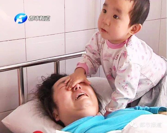 
Qianqian lau nước mắt cho mẹ.
