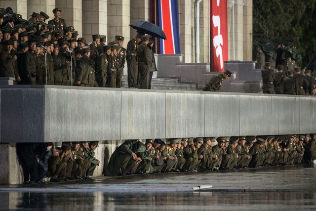 
Các binh sĩ Triều Tiên trú mưa sau lễ duyệt binh quy mô lớn tại thành phố Bình Nhưỡng.
