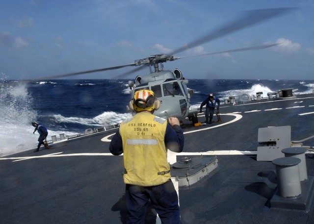 
Các tàu khu trục lớp Arleigh Burke Flight I như tàu USS Benfold có sàn đáp trực thăng nhưng không có nhà chứa, chỉ đến lớp Arleigh Burke Flight IIA mới có 2 nhà chứa cho trực thăng MH-60R.
