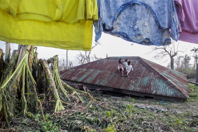 
Trẻ em ngồi trên mái một ngôi nhà bị gió bão Koppu đánh sập tại thị trấn Casiguran, Phillipines.
