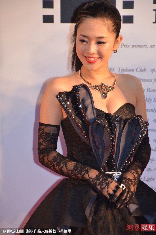 
Đến dự LHP Tokyo, người đẹp Sora chọn bộ váy màu đen khoe thềm ngực gợi cảm.
