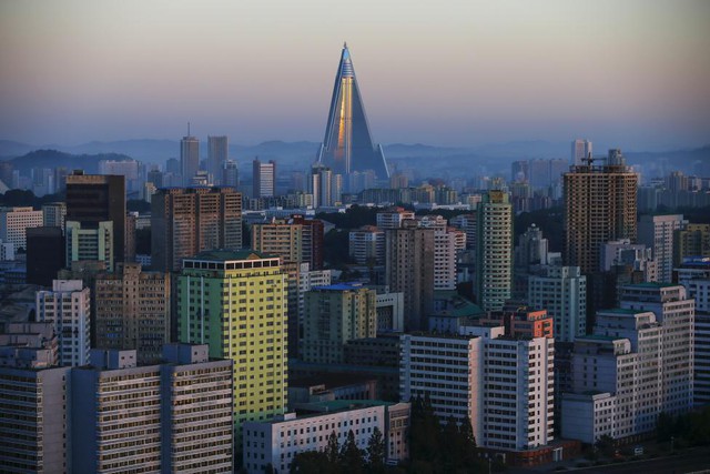 Khách sạn Ryugyong 105 tầng - tòa nhà cao nhất được xây dựng tại Triều Tiên - với chóp hình tháp nổi bật so với các tòa nhà cao tầng khác ở Bình Nhưỡng.