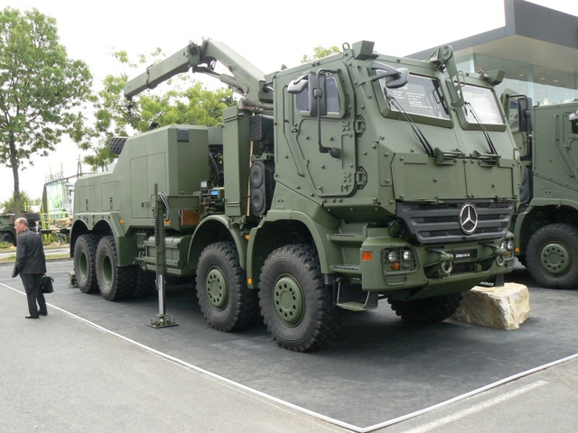 
Tại Triển lãm Eurosatory 2010, hãng Mercedes-Benz đã giới thiệu mẫu xe cứu kéo tiên tiến thế hệ mới mang tên Actros 4151AK 8x8 Bison. Ngay khi mới xuất hiện, Bison gây ấn tượng mạnh với khách tham quan bởi thiết kế cabin bọc thép hầm hố kèm theo đó là những khả năng vô cùng độc đáo.

Tính đến thời điểm hiện tại, Lục quân Đức đã đặt hàng 19 chiếc và đã nhận được 4 chiếc Bison.
